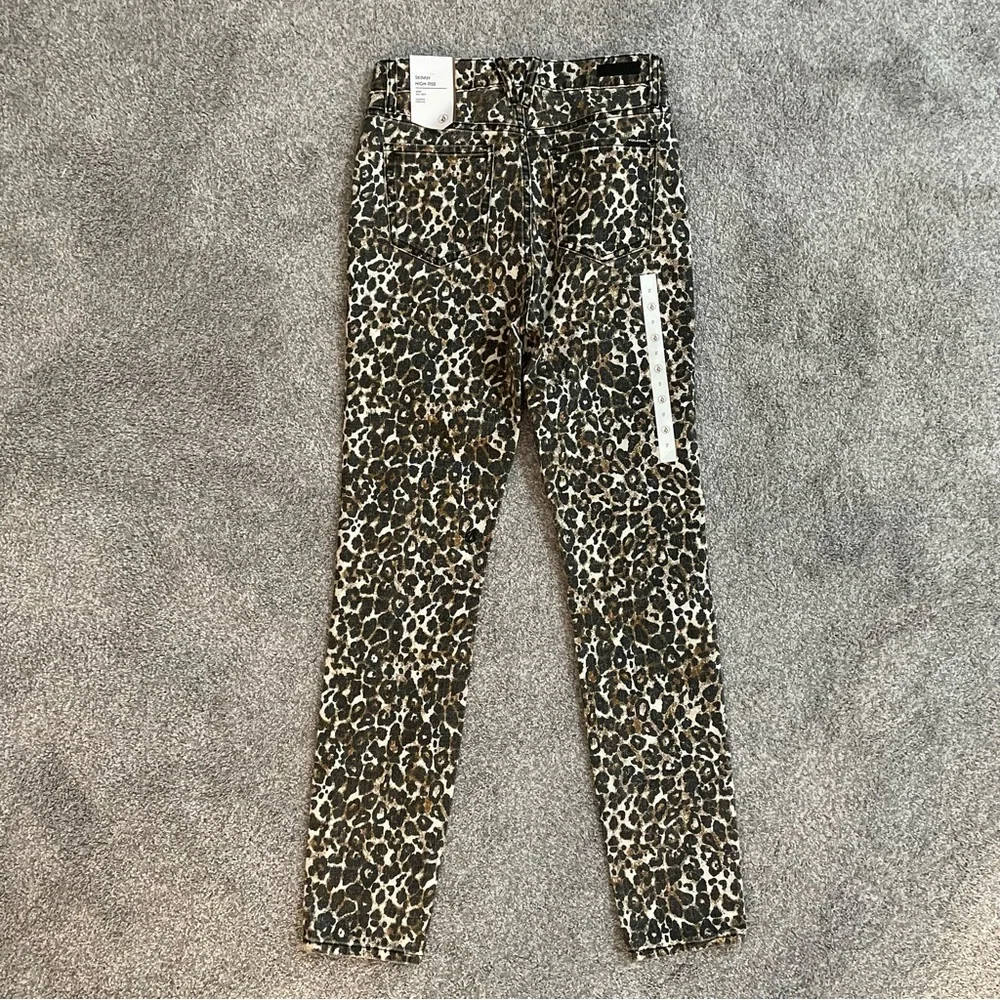 New Volcom Women’s 27 Leopard Print High Rise Button Fly Skinny Denim Jeans - Picture 12 of 16